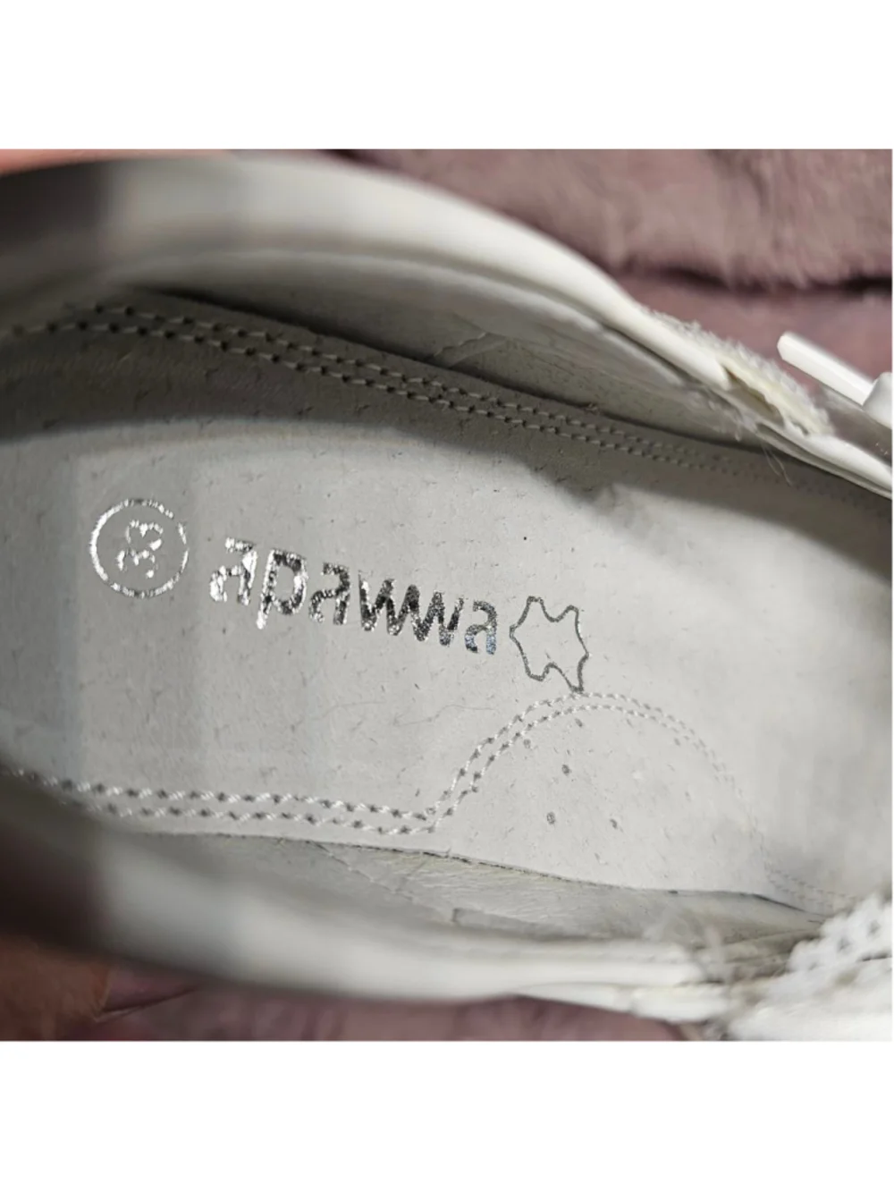 Apawwa White Patent Leather Girls Mary Jane Shoes with Pearl and Lace Strap